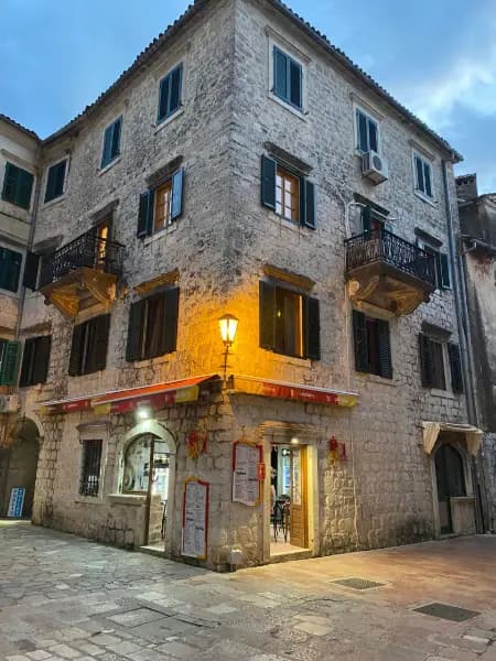 Luksuzni apartman u Starom gradu Kotoru – 3 spavaće sobe