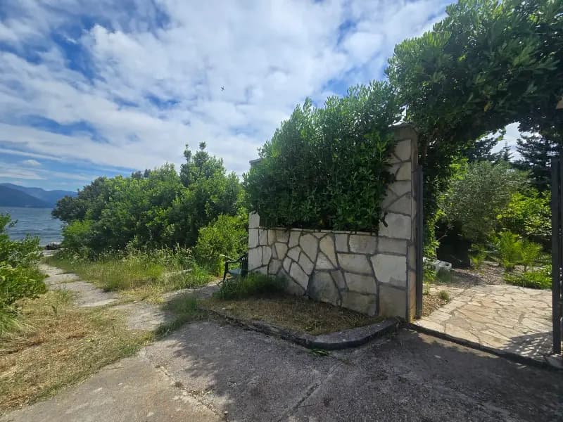Kuća uz more u Luštici - odmah na plaži