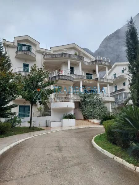 Stan u Risnu, stambeni kompleks Rimske bašte, 100 metara od mora