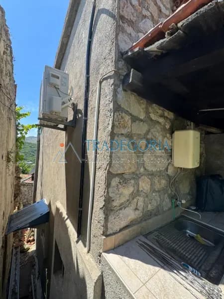 Ein komfortables Haus mit zwei Wohngebäuden und einem Garten