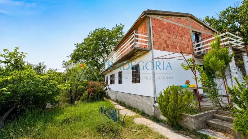 Half of a house with a plot in Sutomore, Zagrađe district