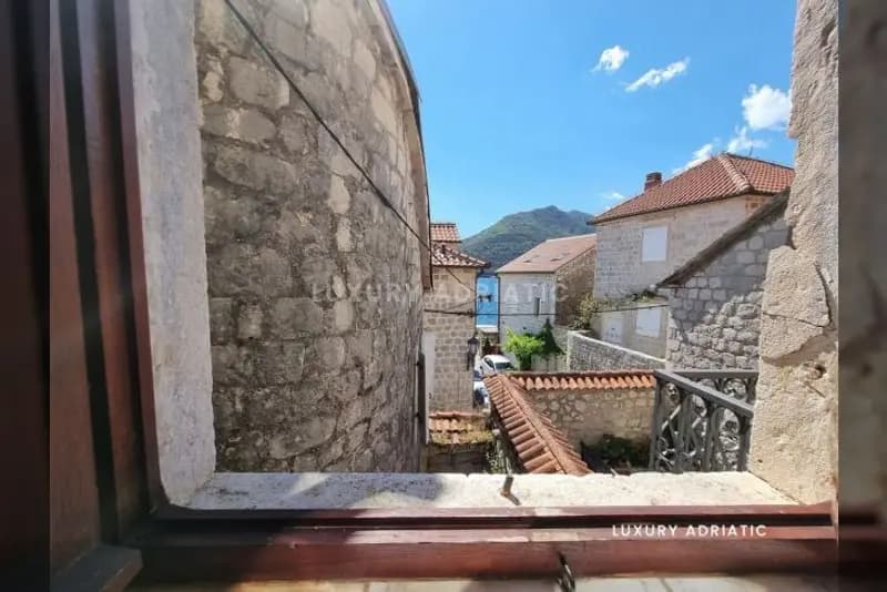 Perast'ta 4 taş evli mülk. UNESCO koruması altındaki şehir
