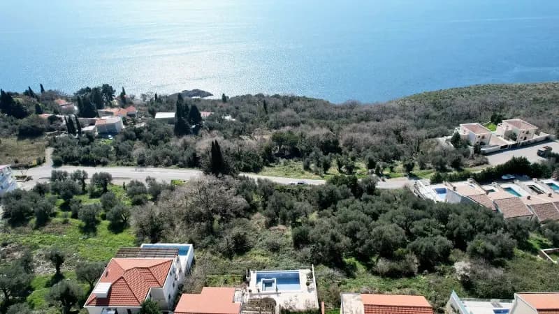 Manastır Reževići yakınlarında deniz manzaralı kentsel arsa.
