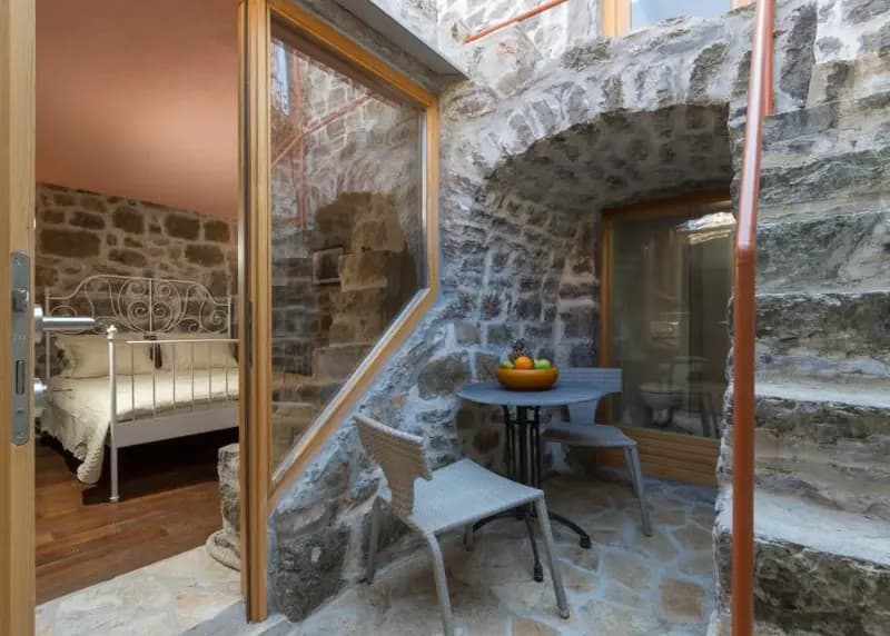 Renovirana kamena kuća sa bazenom na Luštici