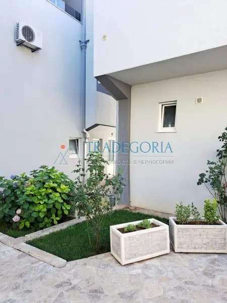 Sutomoru'da, denize 200 metre mesafede, 12 daireli otel, yüzme havuzlu - 800.000 euro
