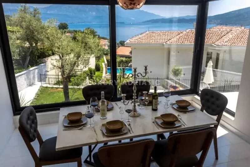 Denovici'de havuzlu lüks villa!