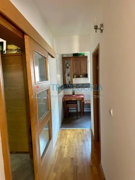 Bar merkezinde küçük, mobilyalı iki odalı daire satılıktır.