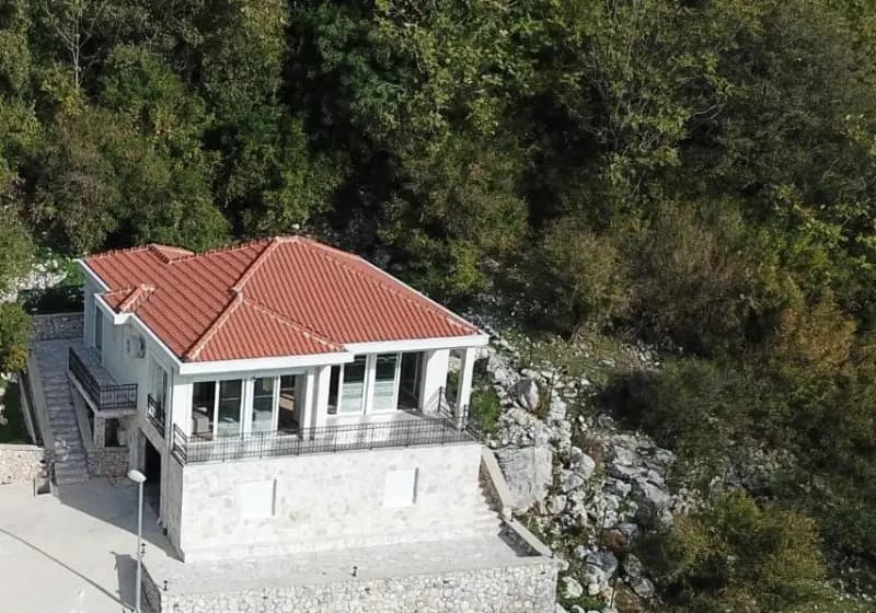 Modernes Haus in Risan mit großem Grundstück und Meerblick