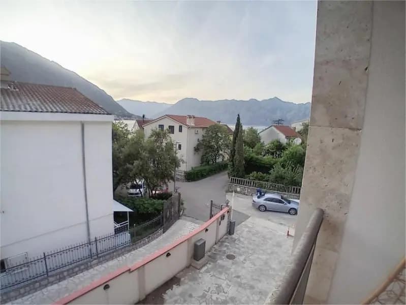 Dobrota'da iki odalı daire – denize 25 metre mesafede