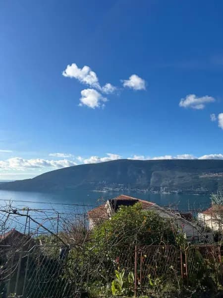Herceg Novi'de bahçeli tek odalı daire