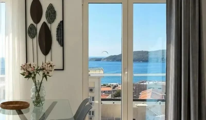 Two-bedroom apartment with a panoramic sea view in Bečići