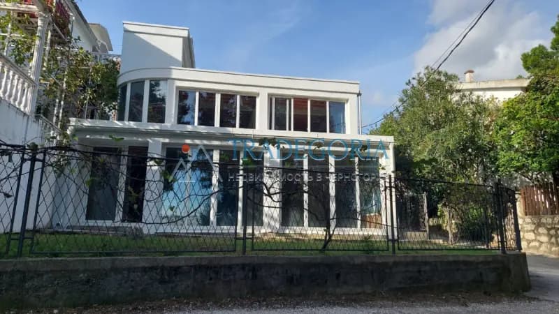 Trospratna kuća sa panoramskim pogledom i velikom terasom u Sutomoru