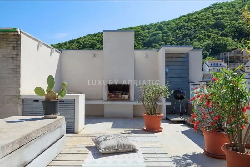 Budva'da 3 odalı daire -- 85 m2 çatı terası ve garaj ile