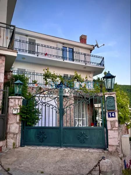 Trospratna kuća u Petrovcu