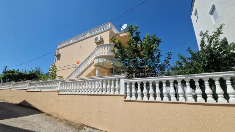 Dvospratna vila sa dva stana u Sutomoru na ravnom delu