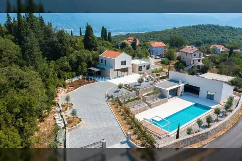 Lustica'da 2 yeni lüks villa. Arazi - 5.600 m2