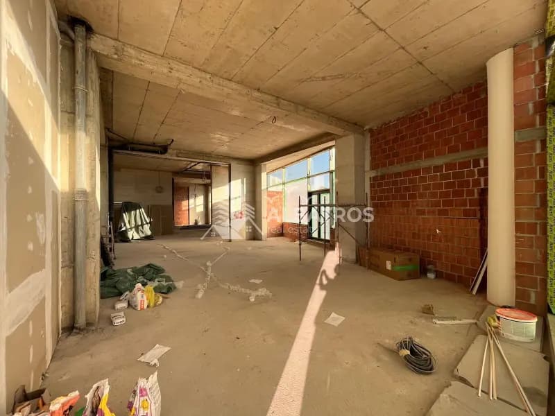 Prodaje se poslovni prostor od 180m² u centru Bara