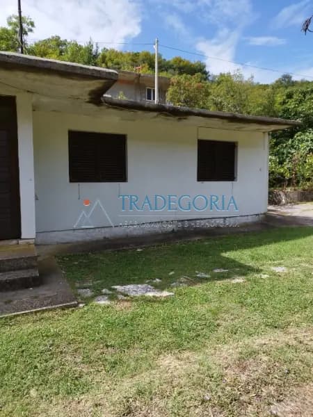 Pravna jednospratna gradska kuća u Sutomoru