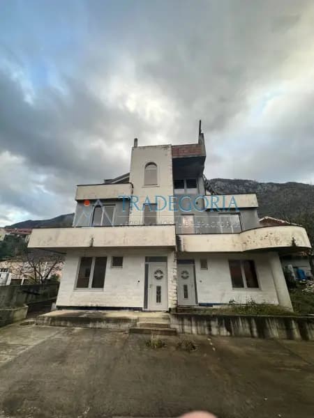Nedovršena kuća za dve gradske kuće u Prčnju sa projektom.