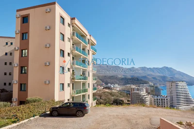 Urgent! Two-bedroom apartment with sea view in Bečići