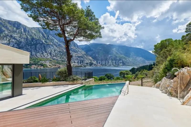 Kotor Körfezi'nde panoramik villa