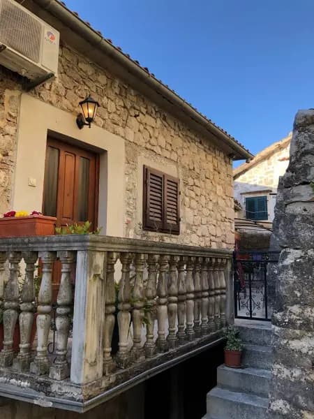 Kotor Stari grad - Renoviran dvosoban stan