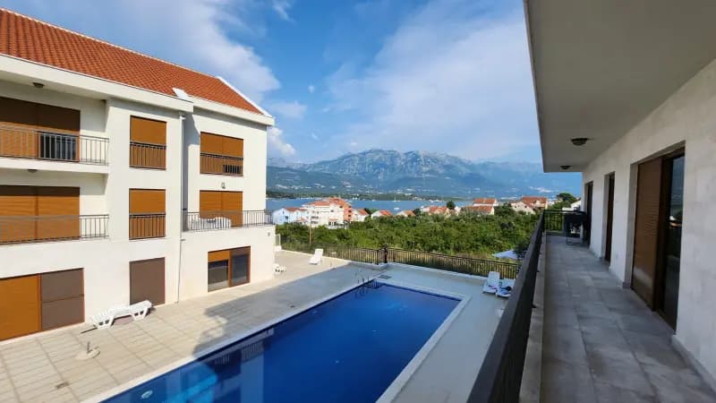 Djuraševiçi - deniz kenarındaki komplekste 77 m2 tek yatak odalı daire. Garaj ve havuz ile birlikte.