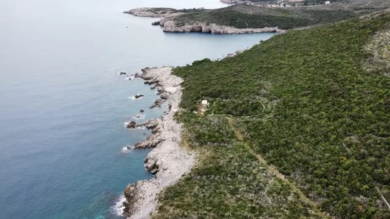 Lustica'da kentsel arazi - 170.000 m2. Özel