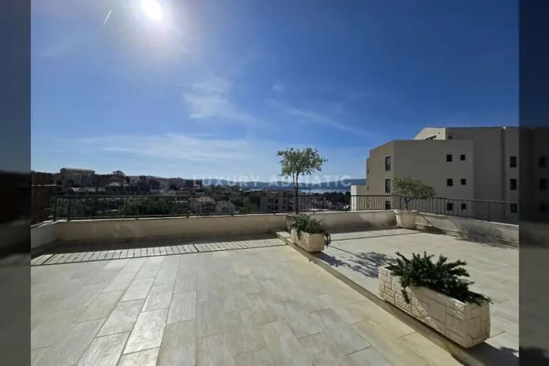 Luxurious 1-bedroom apartment in a building with a pool. Sea view and Porto Montenegro.
