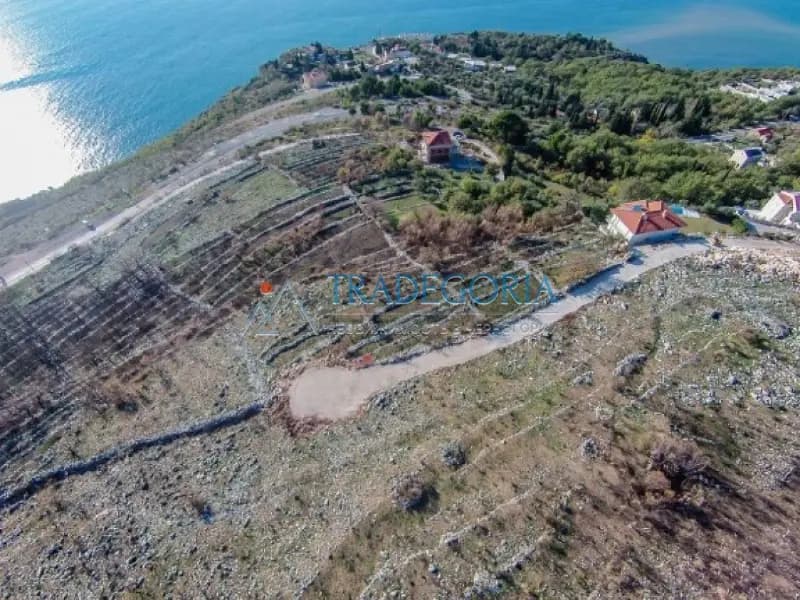 Adriyatik'e bakan muhteşem manzaralı arsa Reževići'de