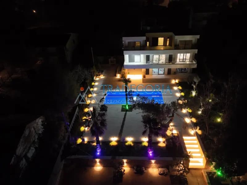 Zum Verkauf steht eine neue moderne Villa in der Nähe des Meeres.