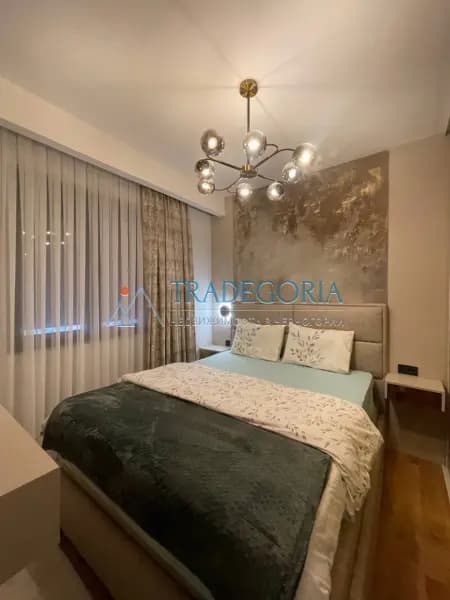 Deniz manzaralı modern üç odalı daire, Bečići'de havuzlu kompleks