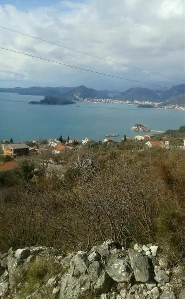 Plac od 2.810 m2 sa panoramskim pogledom u blizini ostrva Sveti Stefan.