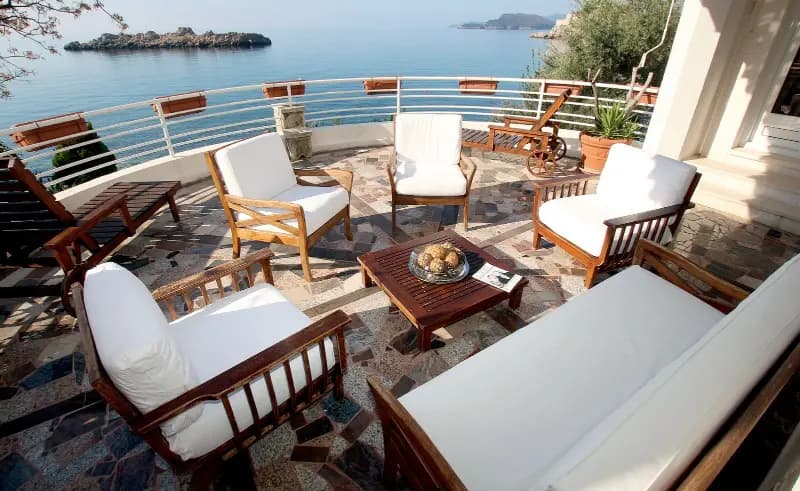 Sveti Stefan'da deniz kenarında birinci sırada yer alan özel villa
