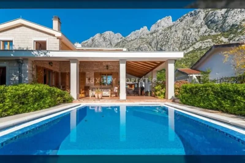 Orahovac'ta, Kotor Körfezi'nde havuzlu aile evi