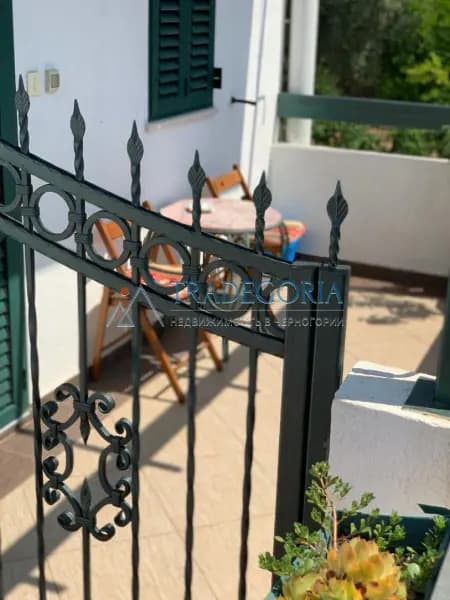 Sveti Stefan'da plaja 100 metre mesafede bir odalı daire.