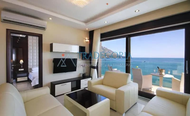 Denize doğrudan bakan, 4 yıldızlı Shine kompleksinde lüks daire, Bečići (Budva)