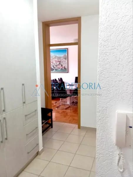 Bar'da merkezi sıcak su bulunan binada iki odalı daire.