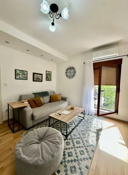 Tivat'ın tam merkezinde bir odalı daire