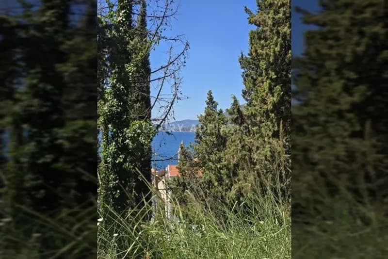Donja Lastvi'de panoramik manzaralı arsa - 1.312 m2