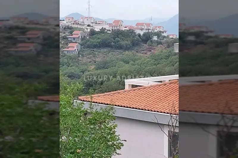 7 villadan oluşan kompleksin inşası için arazi. Budva, Rezevici