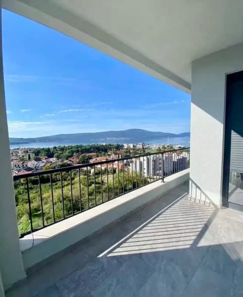 Spacious two-bedroom apartment with sea view and pool