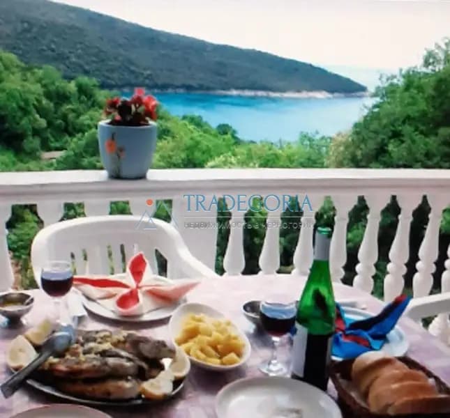 Kruçi'de deniz manzaralı, plaja yakın geniş otoparklı mini otel.