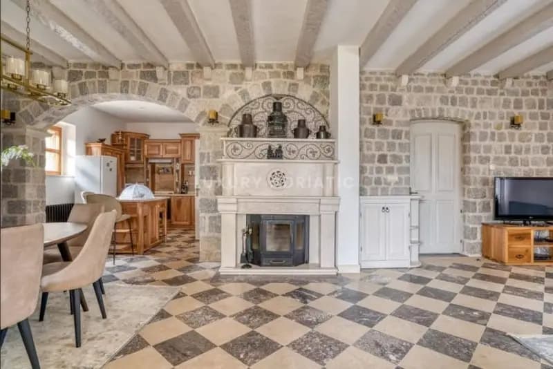 Deniz manzaralı havuzlu lüks taş villa! Budva - Reževići.