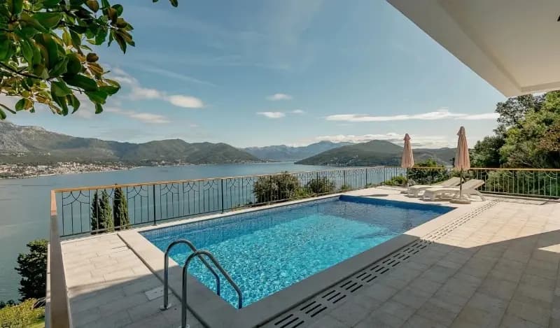 Sonsuzluk havuzlu ve panoramik manzaralı lüks villa