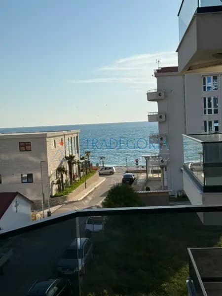 One-bedroom apartment with sea view near the beach in a complex with a pool
