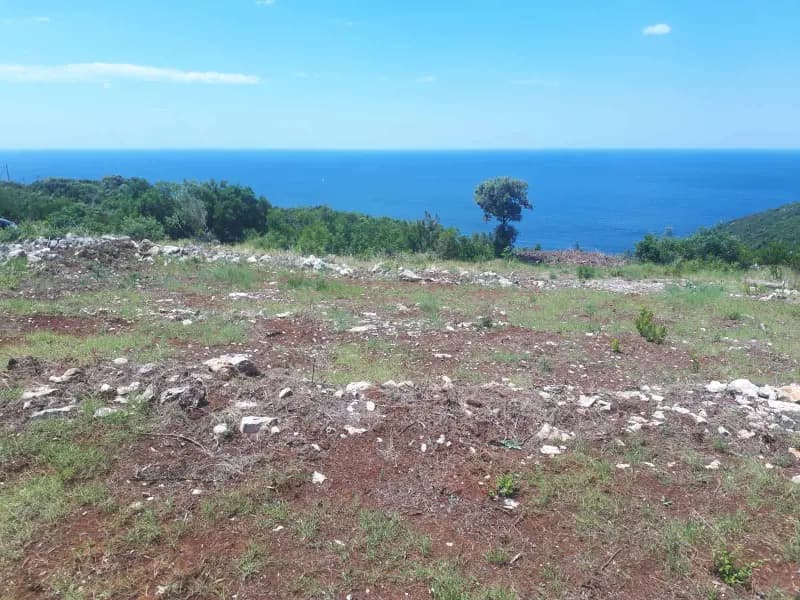 Two plots with sea view for sale. There is a UTU