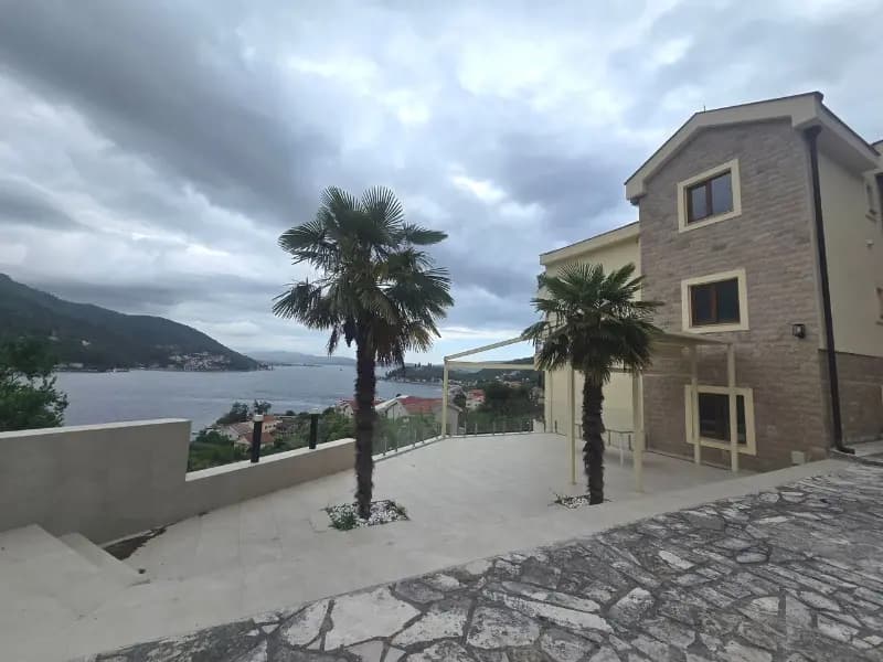Boka Kotorska'daki komplekste 53 m2 tek odalı daire.