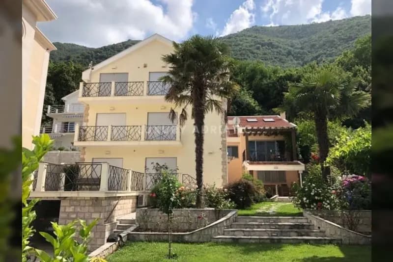 Vila na obali mora u Kotorskom zaljevu. Stoliv