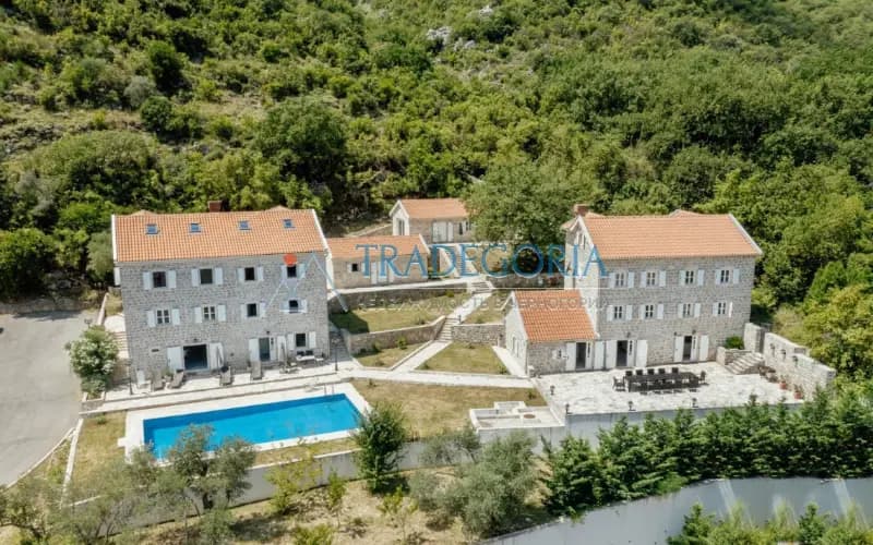 Krimovica'daki deniz manzaralı havuzlu 4 yatak odalı villa.